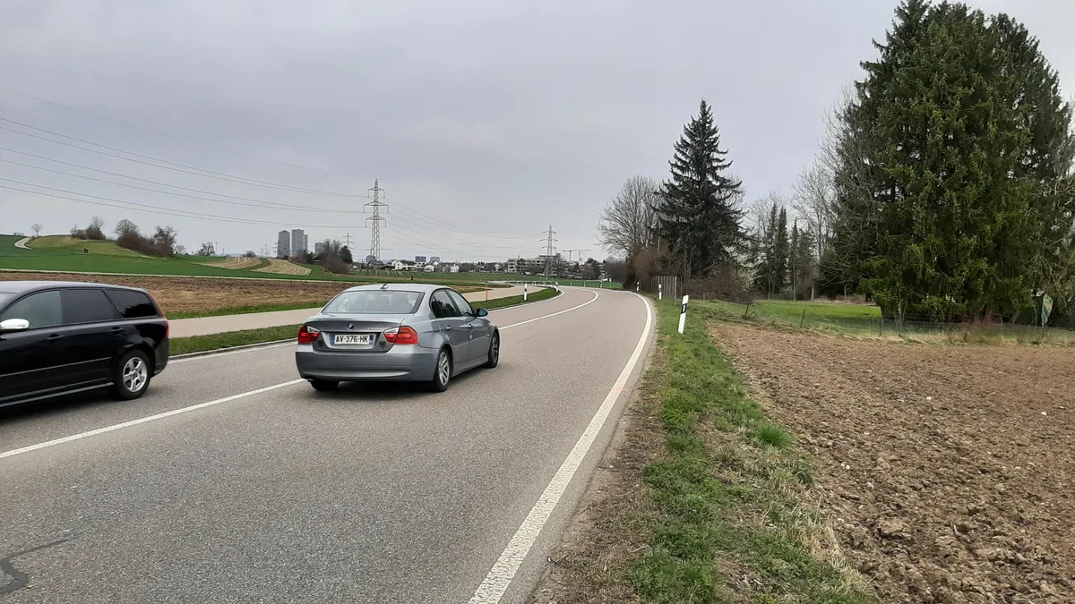 Autos fahren auf einer Landstrasse.